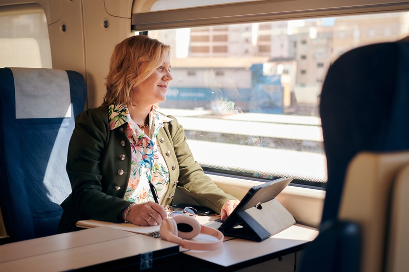 apartamento trabajadores toledo - Woman works from a train with a tablet and a notebook. Working remotely, travel - Toledo Ap Alojamientos turísticos